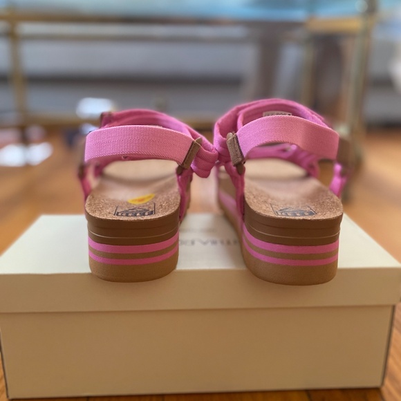 REEF Cushion Rem Hi sandals, Size 7, Color: Malibu pink - Picture 3 of 6